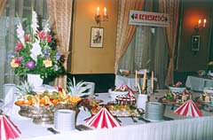 Ter�tett asztal a New York K�v�h�zban